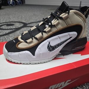 Nike Men's Black and White Sneakers